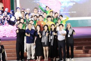 THỰC TẬP SINH IAESTE TRẢI NGHIỆM VĂN HÓA VIỆT NAM TẠI TUẦN LỄ ĐỊNH HƯỚNG TÂN SINH VIÊN K14