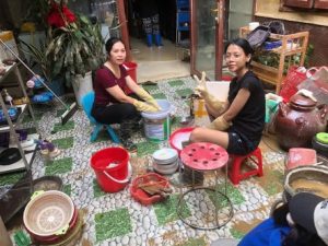 TUỔI TRẺ KHOA QUỐC TẾ – ĐẠI HỌC THÁI NGUYÊN RA QUÂN DỌN DẸP SAU LŨ, CHUNG TAY HỖ TRỢ CÁN BỘ, GIẢNG VIÊN, NGƯỜI LAO ĐỘNG CỦA KHOA